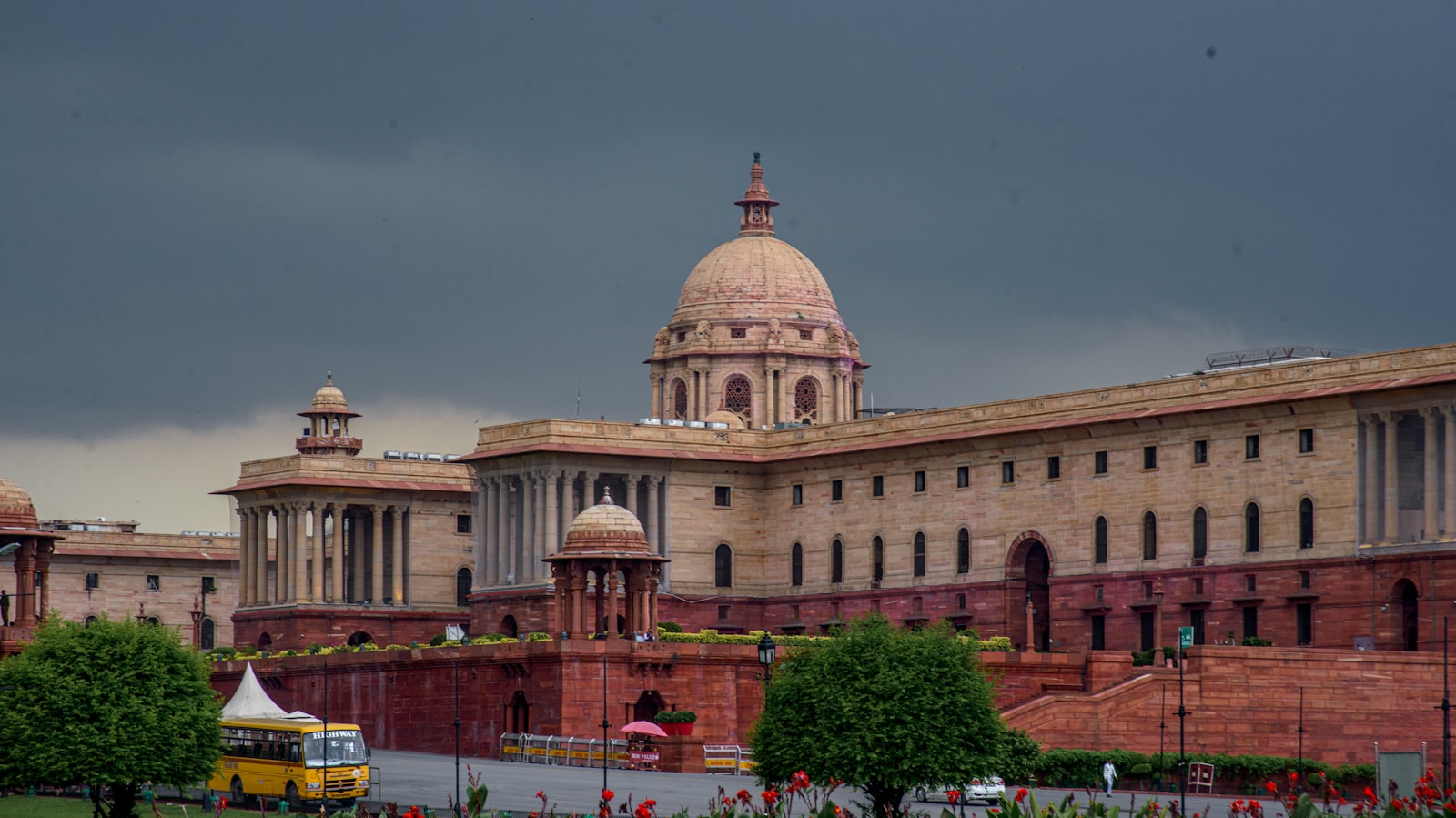 ईरान पर अमेरिका का बड़ा हमला, एयरस्ट्राइक में एयरपोर्ट-रेलवे स्टेशन तबाह, कच्चे तेल में हलचल