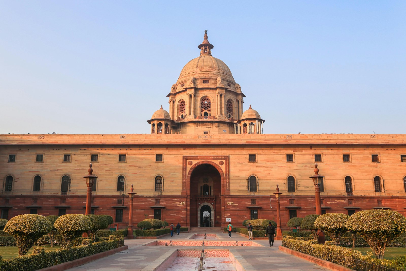 अखिलेश यादव का संसद में भाजपा सरकार के खिलाफ प्रदर्शन, सपा सांसदों के साथ जताया विरोध