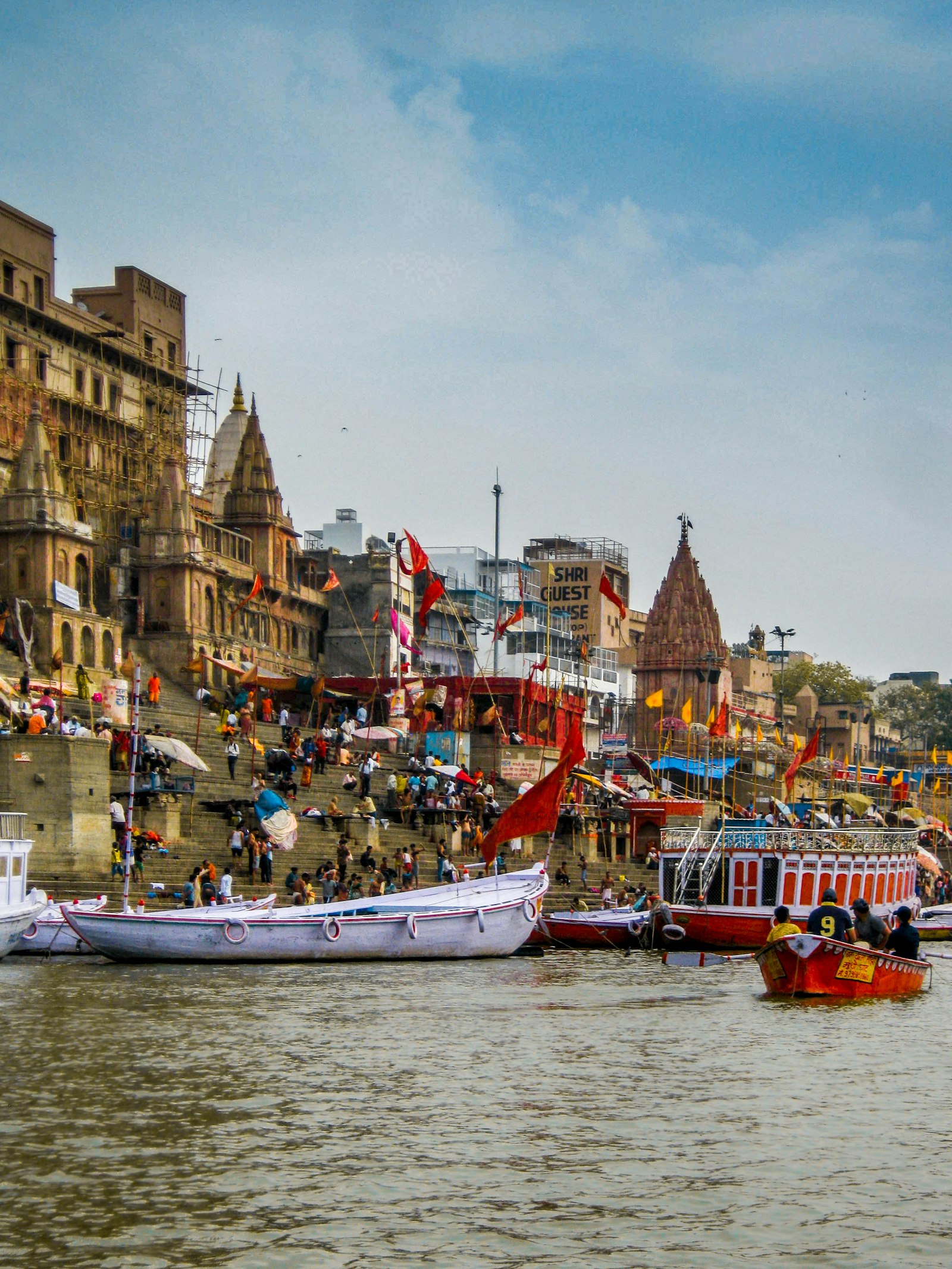 🙏 उत्तर प्रदेश का धार्मिक पर्यटन बूम – अयोध्या और वाराणसी अब विश्व केंद्र
